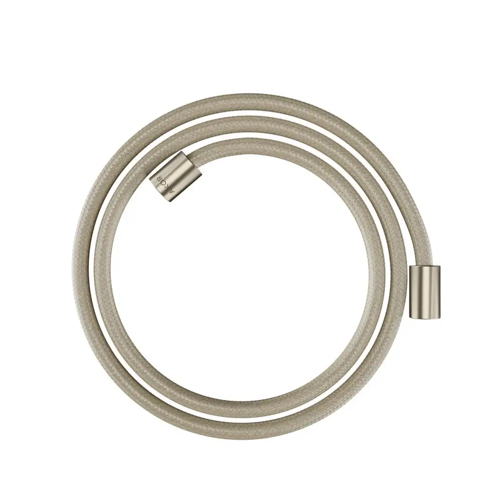 Textilbrauseschlauch mit zylindrischen Muttern in Brushed Nickel. Das Produkt gehört zur AXOR ShowerSolutions Linie und ist spiralförmig gewickelt.